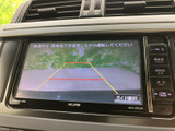 後方の様子を画面で確認しながら駐車できるバックカメラ映像を表示。ガイド線も備わり、駐車時の目安として活用できるので、車庫入れをサポートしてくれます。