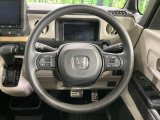 インテリアに合わせたデザインのステアリングは、運転される方のことも考え、運転しやすい形状、大きさです。是非一度、実際に触ってお確かめください。