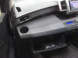 助手席側グローブボックスの収納スペース。車検証や整備記録簿などをすっきりと収納できます。