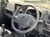 手に馴染みやすい円形のステアリングを備え、前方にはメーターも配置。運転中に視線移動を抑えながら車両情報を確認しやすい、実用的な運転席まわりです。
