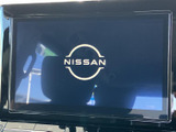 中央に配置された大画面で、ナビやオーディオなどの車載機能をまとめて確認できます。運転席から画面を把握しやすく、日々の移動をサポートする装備です。