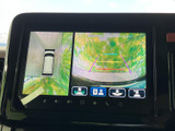 周囲の映像とガイド線を画面で確認でき、駐車時の周辺確認をサポートします。複数の表示切り替えアイコンも備わり、状況に合わせて見たい情報を選びやすい点が便利です。