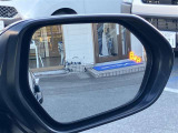 隣車線を走る車両をレーダーで検知し、ドアミラーでは確認しにくい後側方エリアに存在する車両に加え、急接近してくる車両も検知します。車両を検知するとドアミラーに搭載されたLEDインジケーターが点灯します。