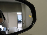 隣車線を走る車両をレーダーで検知し、ドアミラーでは確認しにくい後側方エリアに存在する車両に加え、急接近してくる車両も検知します。車両を検知するとドアミラーに搭載されたLEDインジケーターが点灯します。