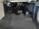 この車輌の清掃風景です!!シートを取り外して徹底洗浄!!細かなほこりやしみついた汗など、前使用者の痕跡を除去します