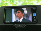 停車中には画面でテレビ番組を視聴でき、待ち時間などを過ごす際にも活用できます。映像が表示されるモニターを備えており、車内での時間を快適に過ごしたい方に便利な装備です。