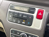 【オートエアコン】一度お好みの温度に設定すれば、車内の温度を検知し風量や温度を自動で調整。暑い&hellip;寒い&hellip;と何度もスイッチ操作をする必要はありません。快適な車内空間には必須の機能ですね♪