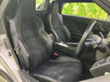 身体を支える形状のシートが並び、運転席から助手席まで落ち着いた空間が広がります。窓からの視界も確保され、前席で過ごす時間を快適に感じていただける室内です。