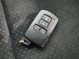 スマートキーをポケットやバッグに携帯していれば、キーを取り出すことなくドアハンドルを握り解錠、ドアハンドルのセンサーに触れるだけで施錠できます。