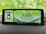 後方の映像に加えて車両周辺の状況も画面で確認でき、駐車時の安全確認をサポートします。後退時に周囲へ目を配りやすく、日々の駐車にも役立つ装備です。