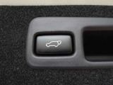 パワーバックドアを装備しています。バックドアを運転席からも開閉できます、便利ですよ。