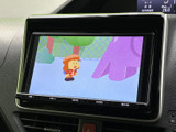 テレビ映像を表示できるモニターを備えています。停車中のひとときに映像を視聴でき、待ち時間など車内で過ごす時間を楽しみたい方にも便利な装備です。