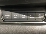 運転席脇のクラスタースイッチ部分にはカメラ切り替えスイッチ、パーキングセンサー、その他走行系スイッチを集中配置しております。