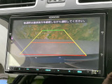 後方の様子とガイド線を画面で確認でき、駐車時の周囲確認をサポートします。車両後部の位置関係を把握しやすく、車庫入れや狭い場所での取り回しに役立つ装備です。