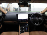 運転に集中しながらさまざまな機能をコントールする「Tazuna Consept」に基づいた高級感あふれるデザインです。