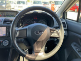 手元にオーディオ操作用のボタンが備わり、運転姿勢を保ちながら機能を扱いやすい構成です。メーターやナビ画面も視界に収まり、運転中の情報確認をサポートします。