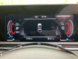 速度や走行に関する情報が中央の画面と左右の表示部にまとまり、運転中に必要な情報を確認しやすいレイアウトです。視線移動を抑えながら、車両の状況を把握できます。
