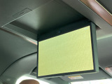 天井から引き出して使うモニターを備え、車内で映像を楽しみたいときに便利です。画面を使わないときは折りたたんで収納できる形状で、同乗者との移動時間を過ごしやすくします。