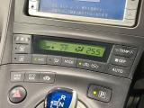 【オートエアコン】一度お好みの温度に設定すれば、車内の温度を検知し風量や温度を自動で調整。暑い&hellip;寒い&hellip;と何度もスイッチ操作をする必要はありません。快適な車内空間には必須の機能ですね♪