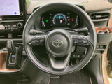 ステアリングの左右にスイッチがまとまり、運転席から手元の表示を確認しながら扱いやすい配置です。メーターや画面にも目を配りやすく、普段の運転で便利に活用できます。