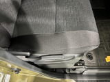 痛みの出やすい運転席シートの角、フロアマット、座面、ともに良好です