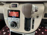 専用のエンジンクリーナーで全体に噴霧し汚れを浮かします。ボンネット裏などの汚れを中心にブラシがけを行い、洗浄しエアブローで仕上げております。