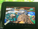 画面にテレビ映像を表示でき、停車中の待ち時間も番組を視聴して過ごせます。映像が大きく見やすく、車内で休憩する際にも便利な装備としてお使いいただけます。