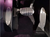 【ペダル】BMWはオルガン式アクセルペダルを採用しています。踏み込む足とペダルが同じ軌跡を描くため、かかとがずれにくく、アクセルコントロールがよりしやすくなるメリットがあります。