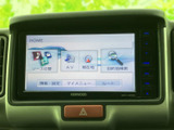 ナビゲーションやAV、現在地、目的地検索などのメニューを画面から選べる構成です。日々の移動先の確認から音楽ソースの切り替えまで、用途に合わせて使い分けられます。