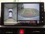 バックモニターと一緒にパノラミックビューモニター搭載!後方だけでなく、車を真上から見るように周囲の安全確認をサポートします
