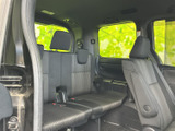 後方の座席にも窓が設けられ、車内に光が届く明るい印象です。座面と背もたれは落ち着いた色合いでまとまり、複数人でのお出かけにも活用しやすい空間となっています。