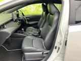 運転席・助手席ともに座面と背もたれに立体感があり、身体を預けやすい形状です。足元はすっきりまとまり、運転席から前方を見渡しやすい室内となっています。