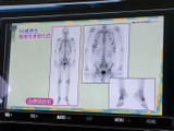 テレビなどの映像を停車中に楽しめる画面です。映像表示に対応した画面を備えており、休憩時間など車を停めている間に活用できます。移動中の視聴を促すものではなく、停車時にご利用いただく装備です。