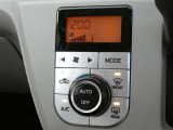 オートエアコン装備ですので常にお好みの温度に調整ができ車内を快適な空間に保ってくれます。