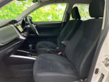 前席は視界が広く、運転席から前方や左右の窓越しに周囲を確認しやすい配置です。黒を基調としたシートと室内が落ち着いた雰囲気をつくり、助手席も含めてゆったり座れる空間に仕上がっています。