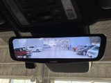 ルームミラー型の画面に車両後方の映像が表示され、後方の様子を確認する際に便利です。ミラーを見る動作で映像を確かめられ、駐車や後退時の目配りを助けます。