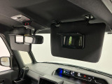 【サンバイザー】車内で身だしなみを整えるためのバニティミラーがセット。お化粧直しや髪型のチェックに活用できます。