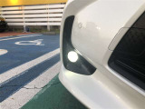 フォグランプは、夜間の雨や霧のような天候の時に、ヘッドライトだけでは見ずらい時でも下向きに照らしてくれ視界を確保。 非常に助かるライトです。