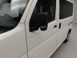 左右のサイドミラーもきれいな状態です。後方確認がしやすく、狭い道や駐車時などにも役立つ実用的な装備です。