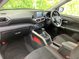 助手席からは前方の視界が広く、ダッシュボードまわりもすっきり見渡せます。シートの赤い縁取りが室内のアクセントになり、足元にもゆとりを感じられる前席空間です。