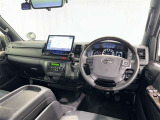 運転席まわりです。 各操作スイッチは使いやすい位置に配置されてます。