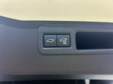 パワーバックドアです。荷物を持っていても、ボタンを押すだけで簡単に開閉ができます。