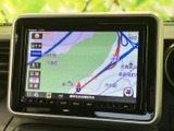 地図情報が画面いっぱいに表示され、周辺の道路や地名を確認しやすい仕様です。現在地を見ながら目的地までの道順を把握でき、慣れない場所へのお出かけにも役立ちます。