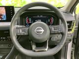 ステアリング中央に見やすいメーター表示が備わり、手元には複数のスイッチを配置。運転中も視線を大きく動かさず確認しやすい運転席まわりです。