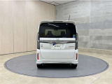 リヤ、後ろから見るとまた車の印象が変わってきますね☆☆