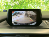 後方の映像に加えて目安となるガイド線も表示され、駐車時の後方確認をサポートします。周囲の安全を目で確かめながら車庫入れや切り返しを行いたい場面で、日常的に役立つ装備です。