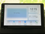 スマートフォン連携やラジオなどを選べる画面を備え、目的に応じた音楽や案内の利用に便利です。表示が整理され、必要な項目を見つけやすく、日々の移動をサポートします。