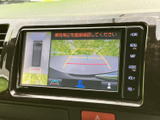 後方の映像に加えて車両周辺の表示も確認でき、駐車時の周囲確認をサポートします。画面内のガイド表示を目安にしながら、駐車スペースへの出入りを慎重に行えます。