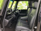 運転席まわりは見通しがよく、前方や左右の様子を確認しやすいレイアウトです。シートには厚みのあるクッションが備わり、助手席と並んで落ち着いて座れる空間です。