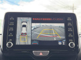 駐車時には車両後方の映像に加えて、周囲を見下ろした画面も表示できます。ガイド線を目安に後方の様子を確かめられるため、駐車場での車庫入れをサポートします。